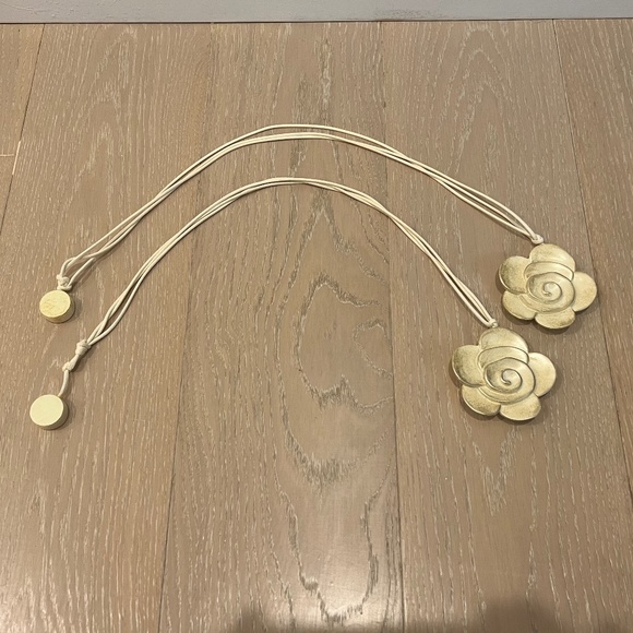 Magnetic Flower Curtain Tiebacks (Beige) - Picture 3 of 3